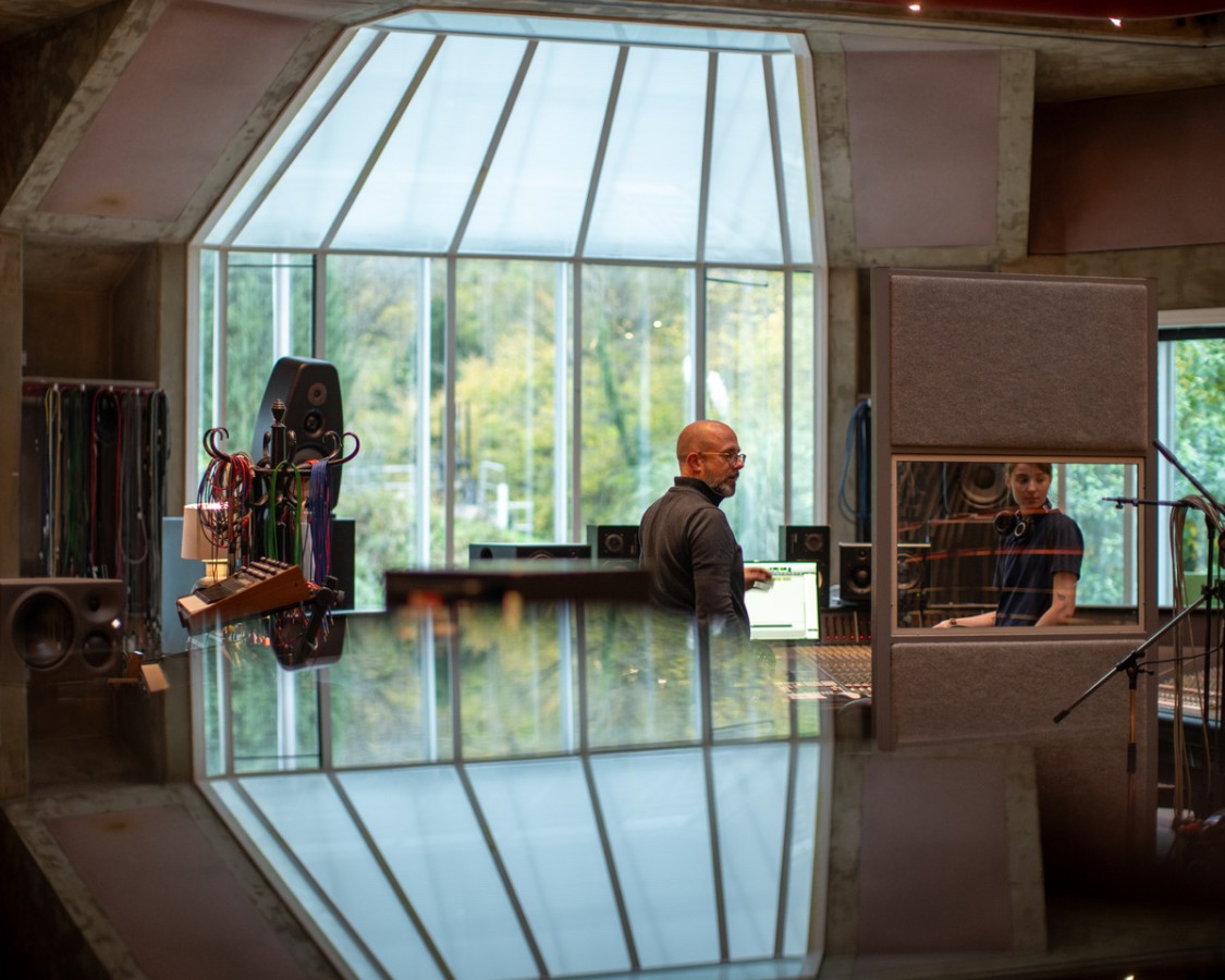 Hans-Martin Buff in den Real World Studios mit Katie May Foto: York Tillyer