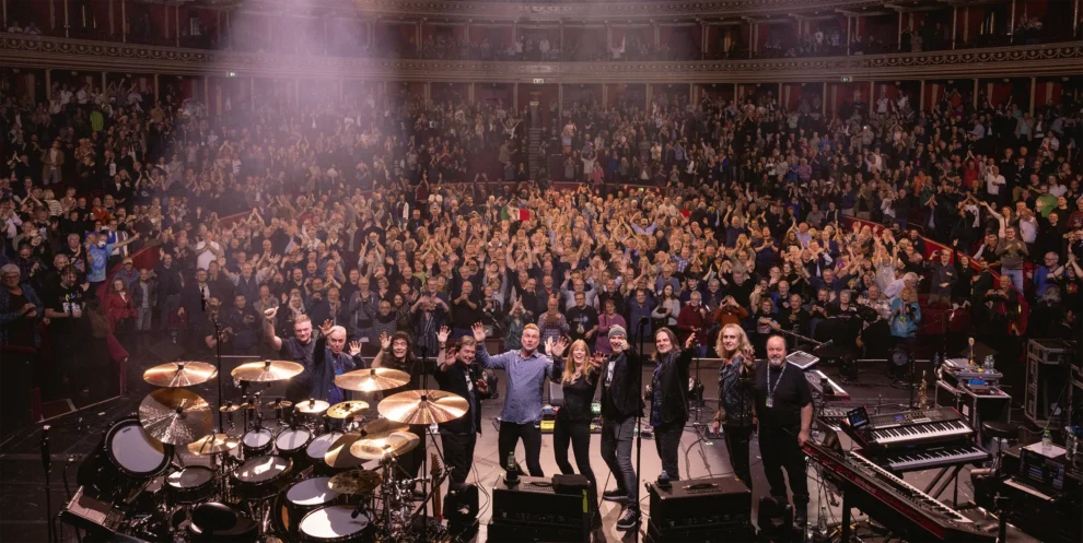 Die Band mit den Special Guests am Ende des Konzerts
Foto: Diana Seifert / LP Booklet