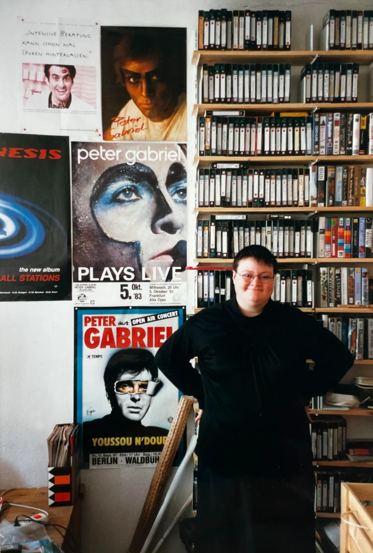 Karin in ihrer Wohnung 1999