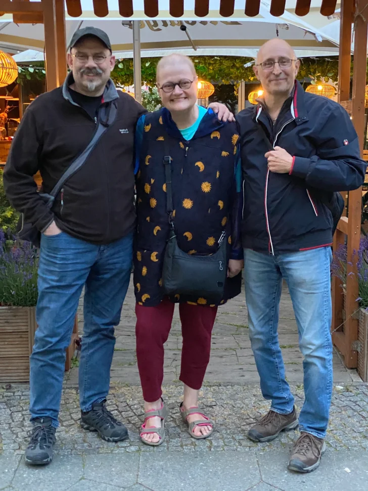 Karin mit Helmut und Peter im Mai 2023 in Berlin