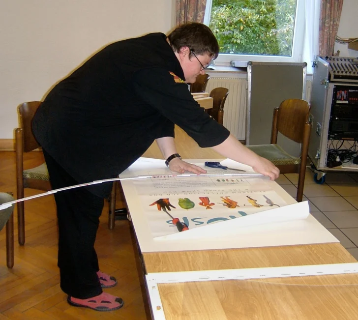 Karin während des Aufbaus des Clubtages 2006 (mittiges Platzieren der Poster in Bilderrahmen)
