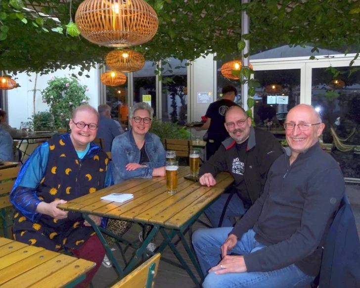 Karin mit Ricarda, Helmut und Peter in Berlin im Mai 2023