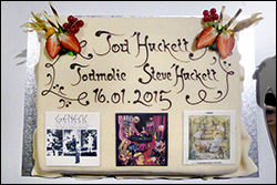 Steve Hackett Island. /></a>Bei solchen Konzerten ist es immer eine Herausforderung, die Abmischung zwischen Rockband und Orchester, und hier auch noch Chor, so hinzubekommen, dass das Orchester nicht mehr oder weniger untergeht. Das gelang in weiten Phasen ganz gut, auch wenn man natürlich nicht wirklich die zahlreichen Geigen hören kann, wenn die Band in voller Lautstärke spielt. Aber beispielsweise bei Blood On The Rooftops konnte man das Orchester selbst in lauten Passagen deutlich ausmachen. Besonders beeindruckend fand ich auch die Stellen, an denen man den Chor gut hören konnte, wie z.B. bei Moonlit Knight, wenn die Chorsänger den Part des Mellotrons übernahmen, der im Original mit Chorsound gespielt wird. Oder an einer Stelle in Supper’s Ready, wo der weibliche Backgroundgesang nahtlos von den Trompeten und Hörnern weitergeführt wird – was für ein Gänsehautmoment! Das Firth Of Fifth-Intro am Flügel war nicht nur fehlerfrei, sondern auch durch ganz dezente Tempi-Variationen angereichert. Grundsätzlich hat Steve seine Parts in bekannter Weise gespielt, nur dass er manchmal lauter im Mix zu hören war, als bei seinen eigenen Shows. Auch das Orchester war bei der zweiten Show oft lauter, was meinen Vorlieben definitiv entgegenkam.</p>
<p>So wie es von der Zusammenarbeit mit Jon Anderson 2013 ein Filmdokument gibt, soll es auch von der diesjährigen Reykjavik-Show eine DVD geben und so wurde diese Show mit ca. 14 Kameras gefilmt, was bei der Akureyri-Show leider nicht der Fall war, aus logistischen Gründen, wie es hieß. Allerdings sagte Steve hinterher, dass er in Akureyri seine Parts besser und ohne Fehler wie noch in Reykjavik gebracht habe.</p>
<p> <a title=