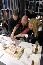 Steve Hackett Island. /></a>Hinterher wurden dann im Foyer noch Tische aufgebaut, an denen sich die Band und Steve geduldig für Autogramme und kurze Gespräche mit dem Publikum niederließen. Ähnlich wie in Reykjavik, nur dass es hier trotz kleinerem Saal irgendwie länger zu dauern schien. Es war auch eine eher familiäre Atmosphäre. Eine regelrechte Backstage-Party gab es diesmal nicht, aber es kam im Foyer bald auf das Gleiche heraus. Bis sich dann irgendwann nicht allzu lange nach Mitternacht auch die Musiker und ihre Freunde nach und nach verzogen. </p>
<p>Am nächsten Morgen sind wir zusammen mit den Hacketts und einigen anderen Musikern nach Reykjavik zurück geflogen. Dort stand uns der Sonntagnachmittag sozusagen zur freien Verfügung. Steve und Jo hatten zwar schon kurz vor unserer Ankunft den bekannten Geysir und Gullfoss, den größten Wasserfall Islands gesehen, aber noch keinen Vulkan. Also holten wir das am Sonntag nach und sind in zwei Autos in die Nähe des Eyjafjallajökull gefahren, der 2010 so bekannt geworden war, weil er mit seiner Asche den Flugverkehr in Europa massiv eingeschränkt hatte. Unterhalb seines Gletschers, direkt an der Südküste, befindet sich ein Bauernhof, der damals bei dem Ausbruch zwar von Asche verschüttet worden war, aber nur so, dass bald danach alles gesäubert und repariert werden konnte. Dort gibt es nun ein kleines Besucherzentrum, wo wir uns einen Film über den Ausbruch ansahen, der von den Bauern dort vor Ort gemacht wurde. Man konnte sehr gut sehen, wie knapp sie nochmal davon gekommen waren. Damals war der Ausbruch von unten direkt zu sehen; heutzutage kann man von dort nur mehr oder weniger deutlich die Umrisse des schneebedeckten Kraters erkennen. Auf dem Rückweg haben wir noch an einem Wasserfall Halt gemacht, an den man wegen des Eises nicht ganz so nah dran kam wie im Sommer, wenn man sogar hinter das Wasser gehen kann.</p>
<p> <a title=